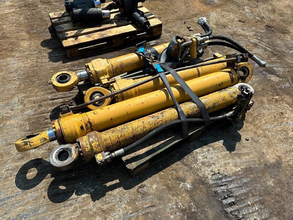 CAT 214 B FT cylinders - Pelle sur pneus: photos 2 CAT 214 B FT cylinders - Pelle sur pneus: photos 2