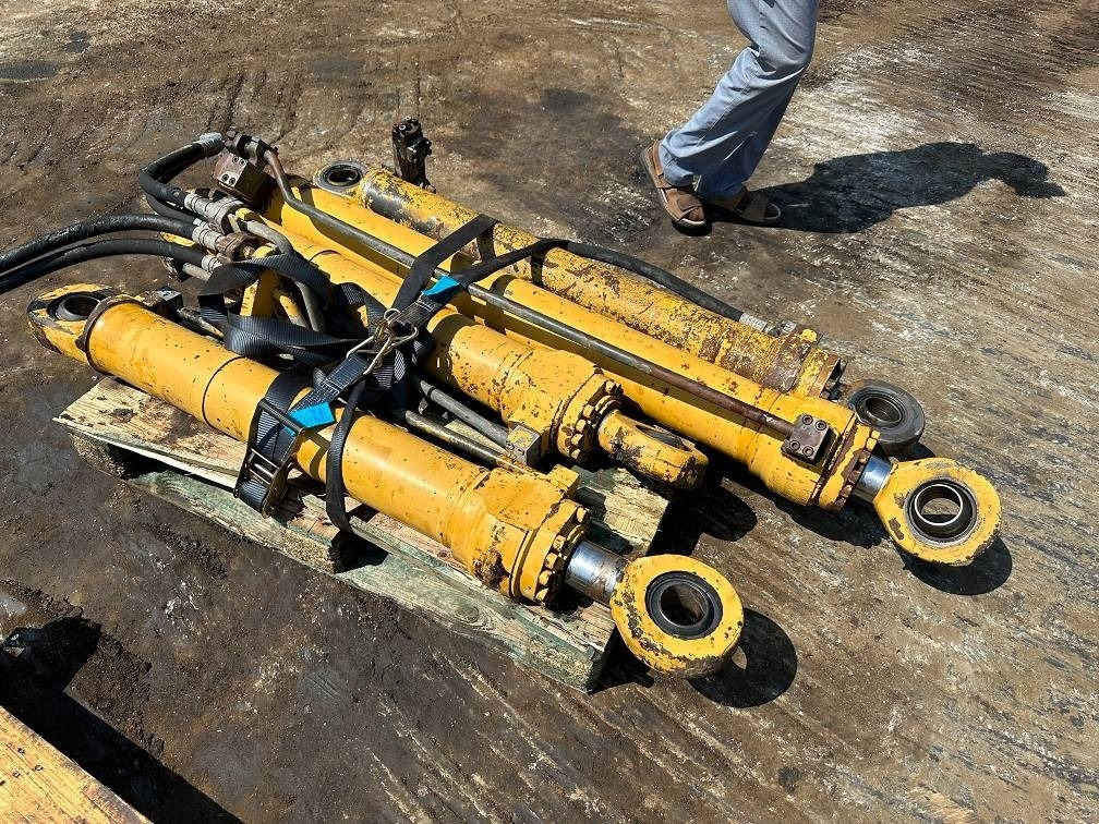 CAT 214 B FT cylinders - Pelle sur pneus: photos 1 CAT 214 B FT cylinders - Pelle sur pneus: photos 1