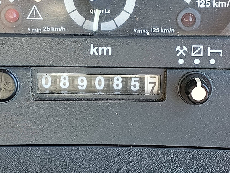 Balayeuse de voirie Scania P94.220: photos 9