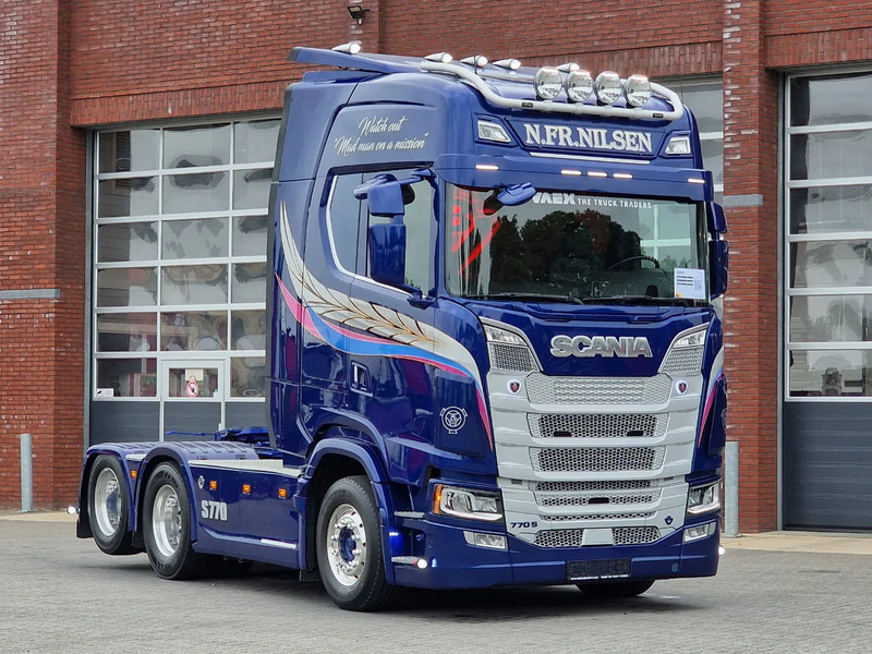 Scania 770S V8 NGS Highline 6x2 - Show truck - Special paint - Custom interior - Retarder - Full air - Night clima - Tracteur routier: photos 1 Scania 770S V8 NGS Highline 6x2 - Show truck - Special paint - Custom interior - Retarder - Full air - Night clima - Tracteur routier: photos 1