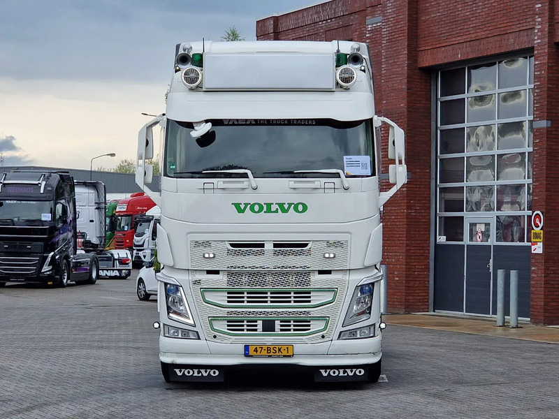 Volvo FH 13.540 Globetrotter 4x2 - Custom exterior - I parkcool - Navi - APK/TUV: 27-02-2026 - Tracteur routier: photos 2 Volvo FH 13.540 Globetrotter 4x2 - Custom exterior - I parkcool - Navi - APK/TUV: 27-02-2026 - Tracteur routier: photos 2