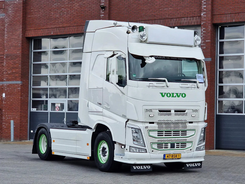 Volvo FH 13.540 Globetrotter 4x2 - Custom exterior - I parkcool - Navi - APK/TUV: 27-02-2026 - Tracteur routier: photos 1 Volvo FH 13.540 Globetrotter 4x2 - Custom exterior - I parkcool - Navi - APK/TUV: 27-02-2026 - Tracteur routier: photos 1