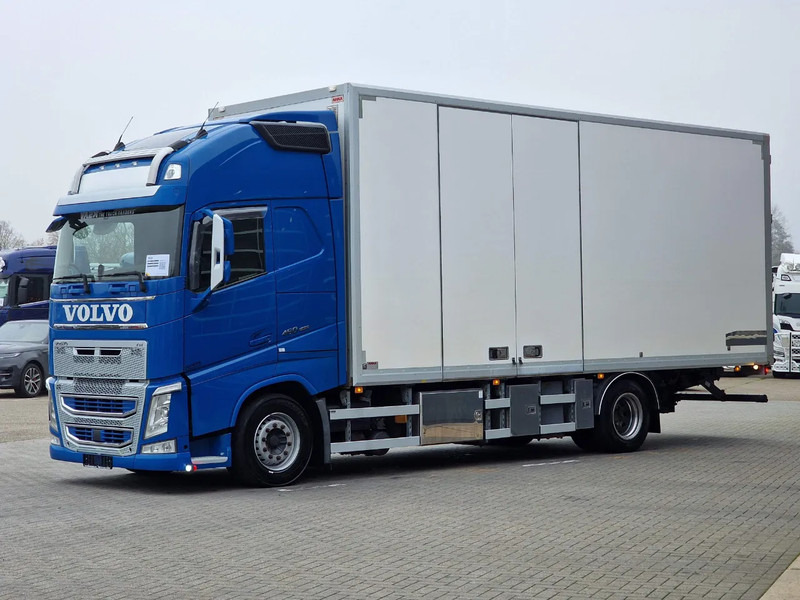 Volvo FH 13.460 Globetrotter XL 4x2 - Box with side doors - Manual gearbox - Full air - Camion fourgon: photos 3 Volvo FH 13.460 Globetrotter XL 4x2 - Box with side doors - Manual gearbox - Full air - Camion fourgon: photos 3