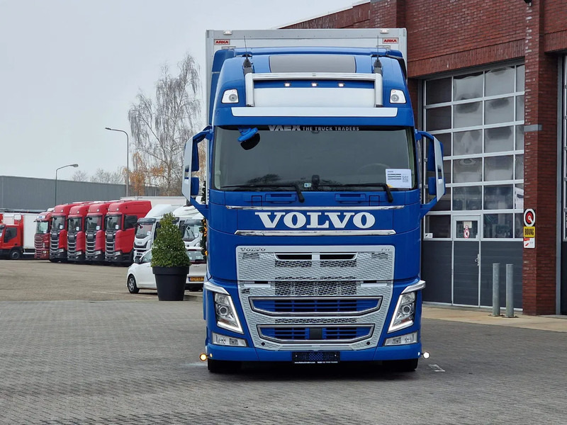 Volvo FH 13.460 Globetrotter XL 4x2 - Box with side doors - Manual gearbox - Full air - Camion fourgon: photos 2 Volvo FH 13.460 Globetrotter XL 4x2 - Box with side doors - Manual gearbox - Full air - Camion fourgon: photos 2