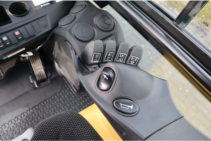Chariot élévateur diesel Hyster H2.5 A | BOOM SUSPENSION | SIDESHIFT | FORK EXTENTIONS | FORK POSITIONERS: photos 17
