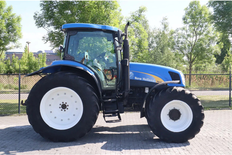 New Holland TS135A | 40 KM/H | 4X4 | SUPERSTEER - Tracteur agricole: photos 4 New Holland TS135A | 40 KM/H | 4X4 | SUPERSTEER - Tracteur agricole: photos 4