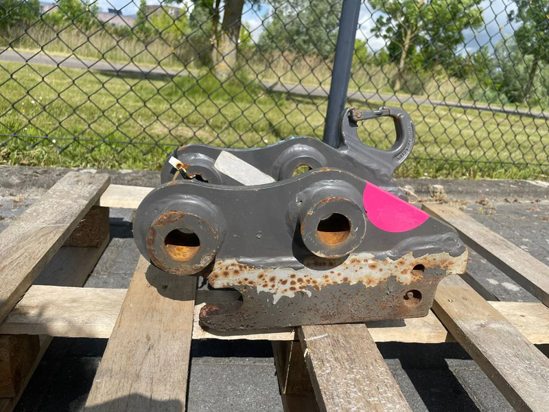 SMP S30 | HALF-AUTO QUICK COUPLER | SNELWISSEL | VOLVO EC18 - Cisaille de démolition pour Engins de chantier: photos 2 SMP S30 | HALF-AUTO QUICK COUPLER | SNELWISSEL | VOLVO EC18 - Cisaille de démolition pour Engins de chantier: photos 2