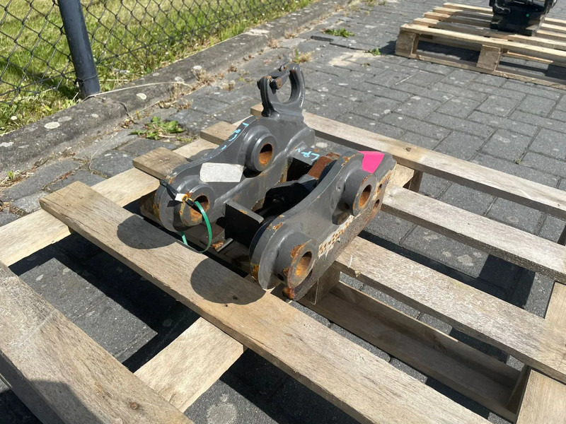 SMP S30 | HALF-AUTO QUICK COUPLER | SNELWISSEL | VOLVO EC18 - Cisaille de démolition pour Engins de chantier: photos 3 SMP S30 | HALF-AUTO QUICK COUPLER | SNELWISSEL | VOLVO EC18 - Cisaille de démolition pour Engins de chantier: photos 3