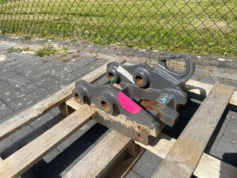 SMP S30 | HALF-AUTO QUICK COUPLER | SNELWISSEL | VOLVO EC18 - Cisaille de démolition pour Engins de chantier: photos 1 SMP S30 | HALF-AUTO QUICK COUPLER | SNELWISSEL | VOLVO EC18 - Cisaille de démolition pour Engins de chantier: photos 1