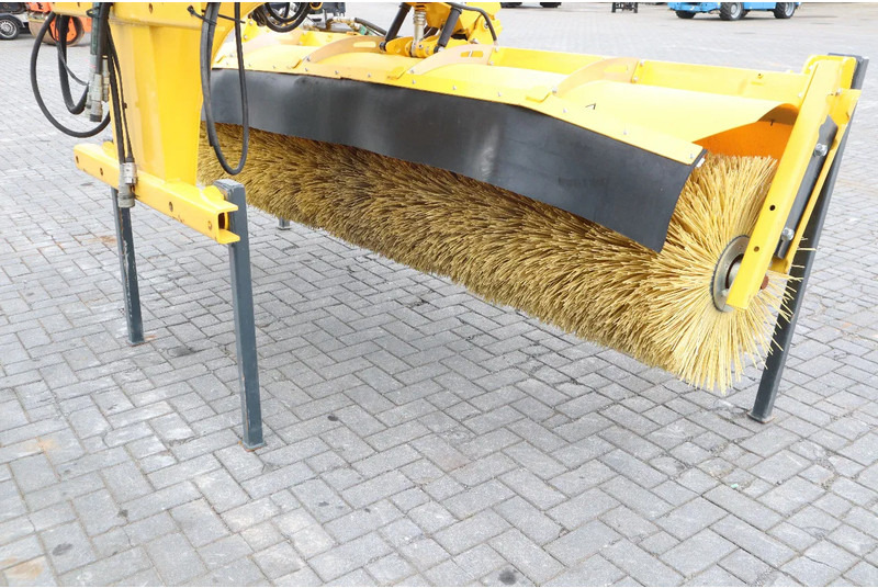 STARK RSW 3000 S | SWEEPER | BRUSH | KEHRMASCHINE | WATER SPRAY - Brosse: photos 4 STARK RSW 3000 S | SWEEPER | BRUSH | KEHRMASCHINE | WATER SPRAY - Brosse: photos 4