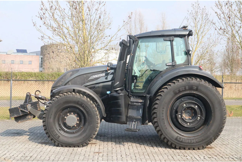 Valtra T234 D UNLIMITED | FRONT PTO | 53 KM/H | FULL OPTION - Tracteur agricole: photos 2 Valtra T234 D UNLIMITED | FRONT PTO | 53 KM/H | FULL OPTION - Tracteur agricole: photos 2