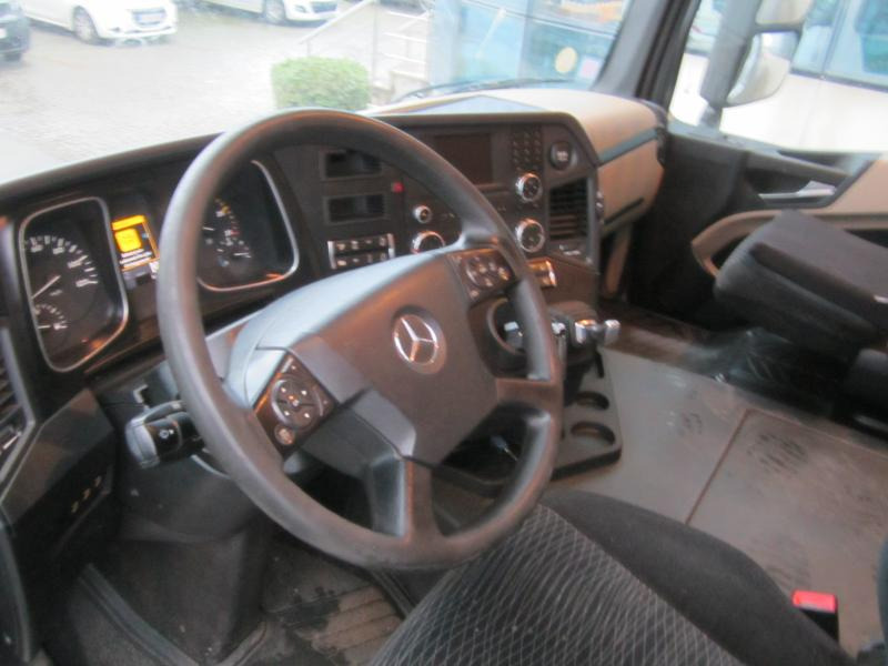 Photo d'intérieur 1: Camion fourgon Mercedes Actros 1833