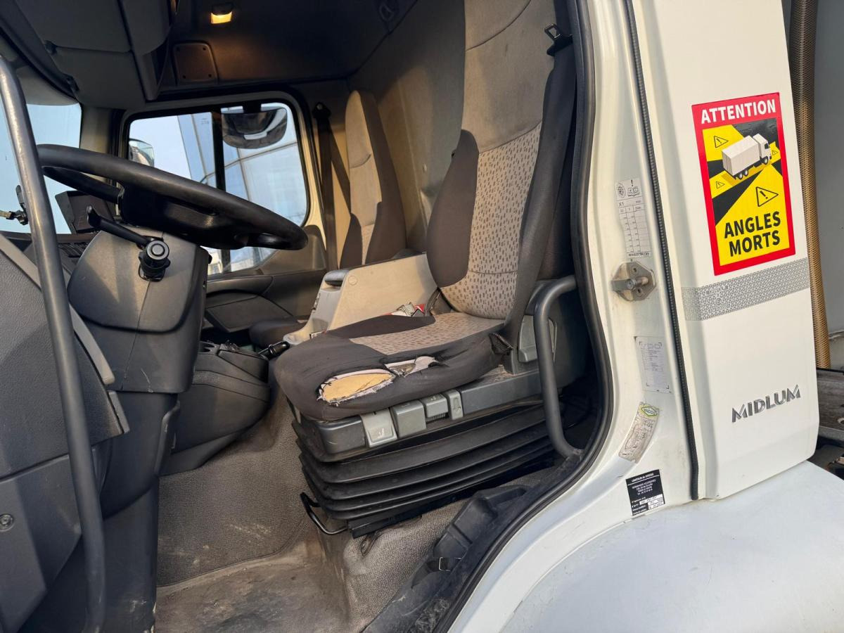 Camion citerne pour transport de carburant Renault Premium 300 DXI: photos 17