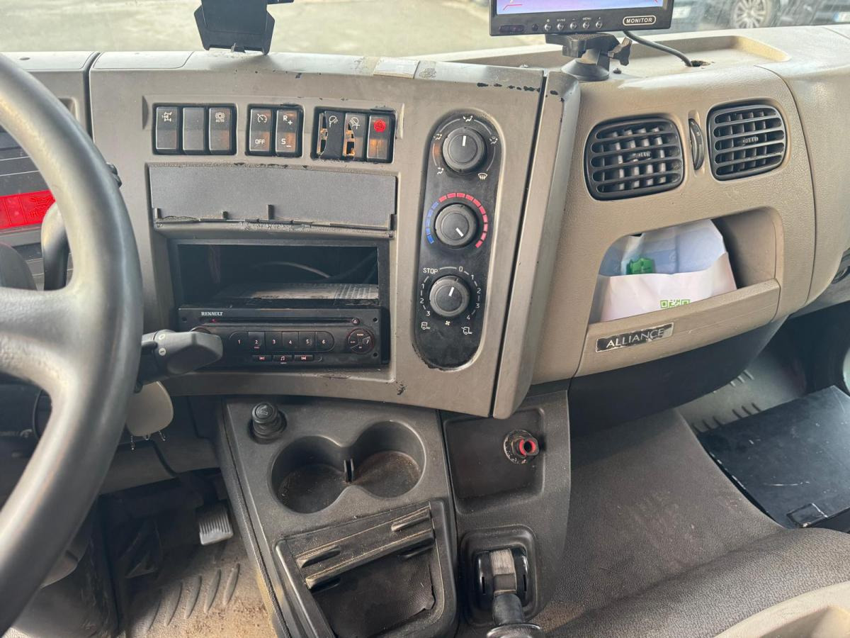 Camion citerne pour transport de carburant Renault Premium 300 DXI: photos 18