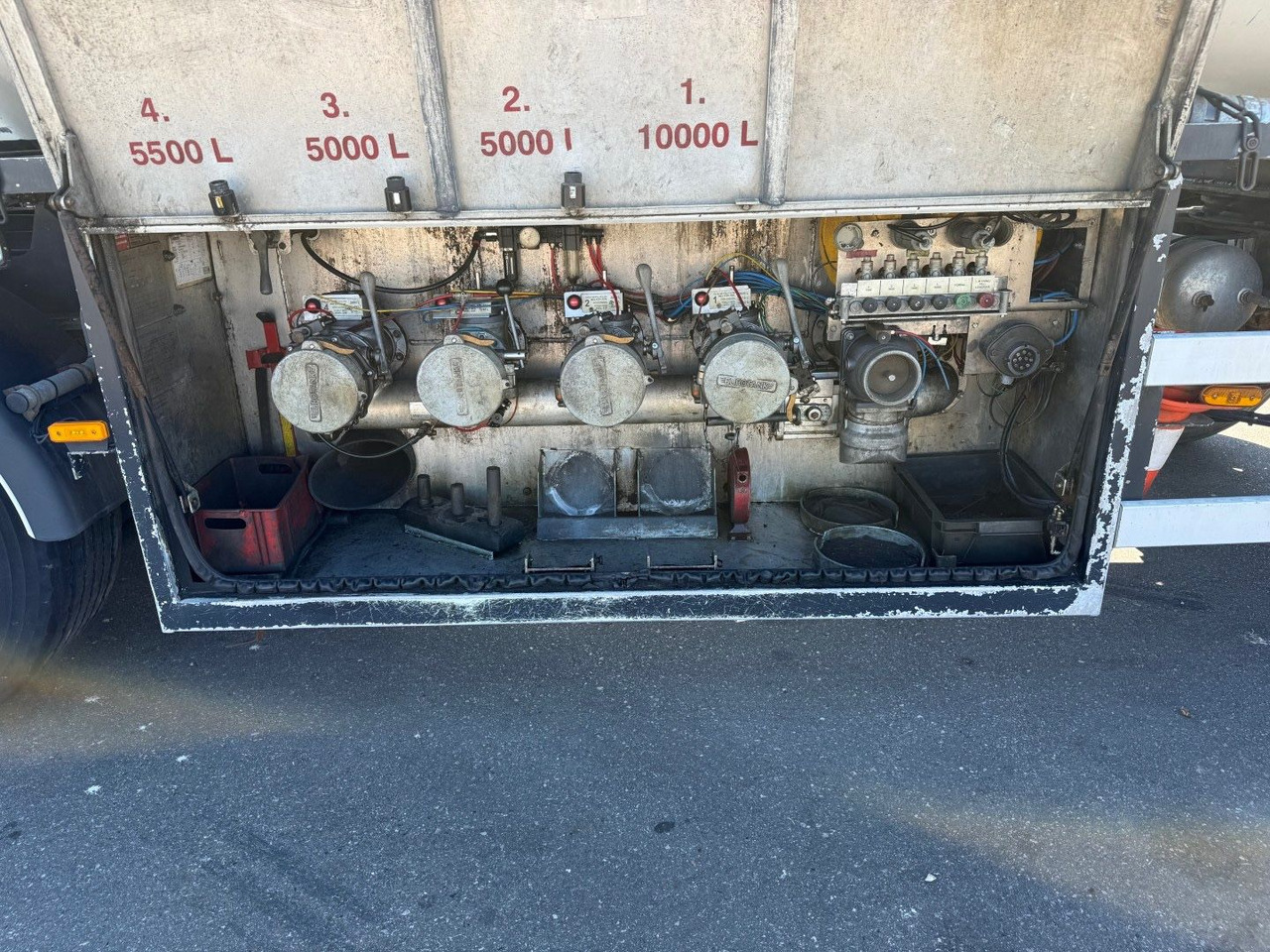 Eurotank 3 axle ET-26-4 ADR 25.500 L 4 Room - Remorque citerne: photos 5 Eurotank 3 axle ET-26-4 ADR 25.500 L 4 Room - Remorque citerne: photos 5