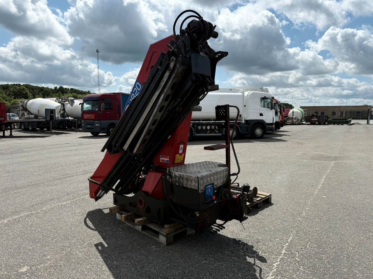 HMF 1820 K4 Remote control / Kran / Crane - Camion grue: photos 3 HMF 1820 K4 Remote control / Kran / Crane - Camion grue: photos 3