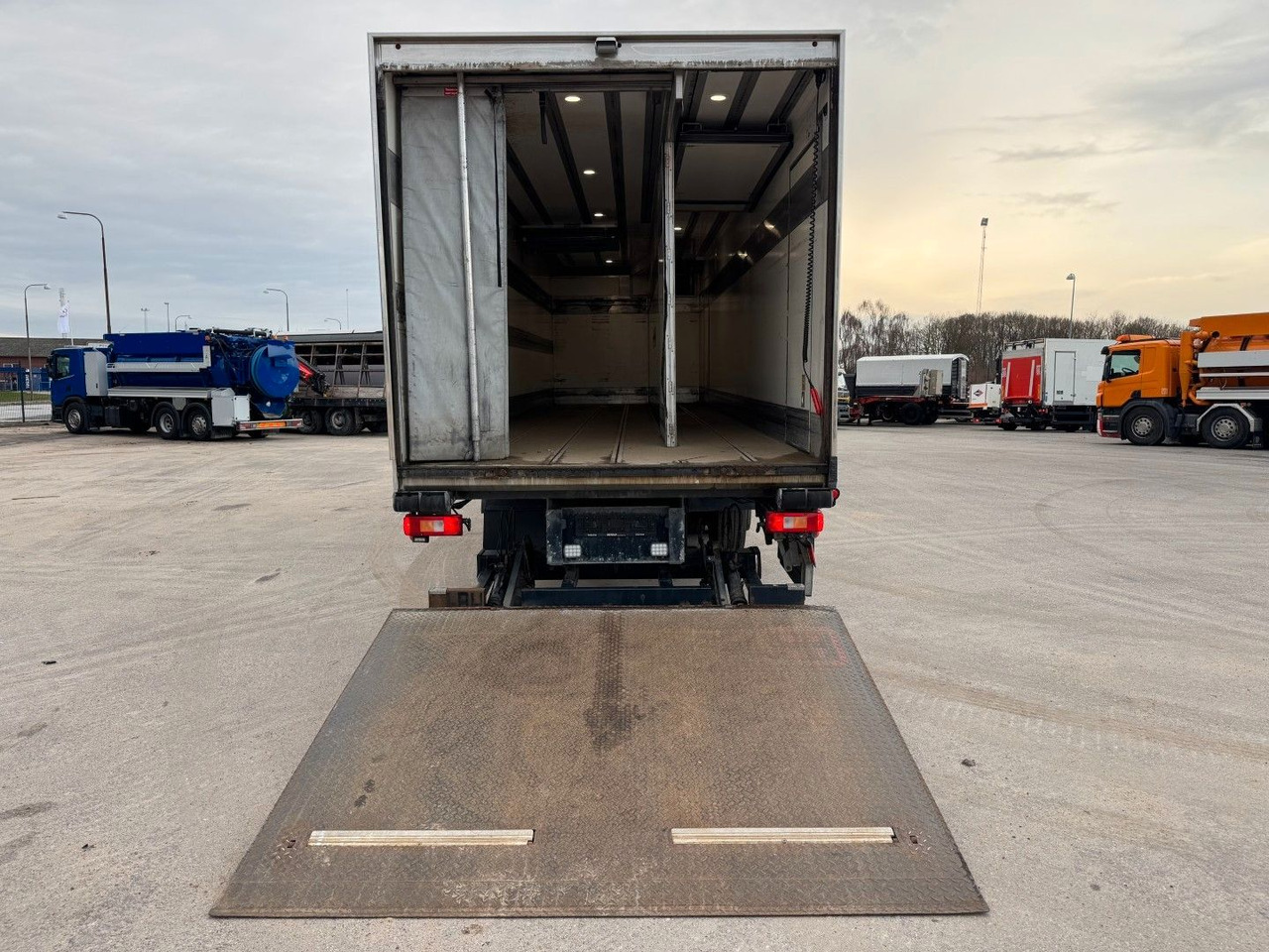 Camion frigorifique Volvo FE320 6x2*4 Frigoblock FK25SL 9.9 m Frigobox: photos 13 Camion frigorifique Volvo FE320 6x2*4 Frigoblock FK25SL 9.9 m Frigobox: photos 13