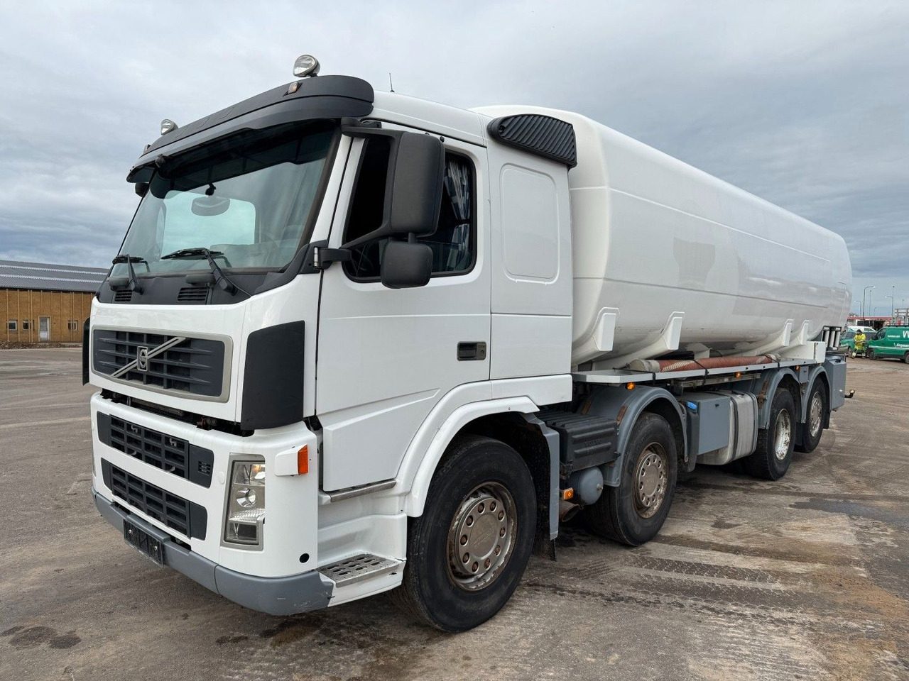 Volvo FM 440 8x2*6 24.000 l. ADR Tanktruck - Camion citerne: photos 1 Volvo FM 440 8x2*6 24.000 l. ADR Tanktruck - Camion citerne: photos 1