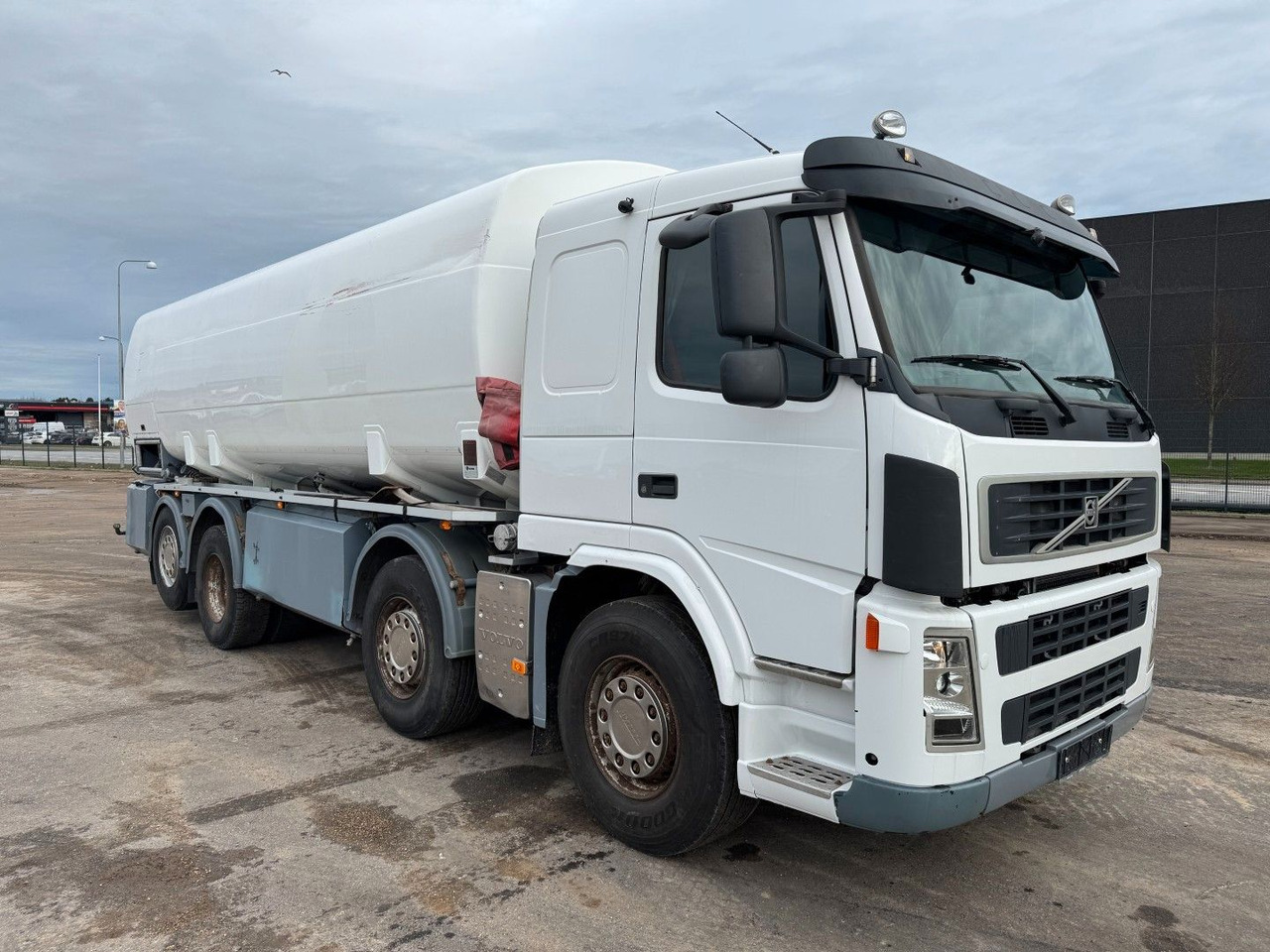 Volvo FM 440 8x2*6 24.000 l. ADR Tanktruck - Camion citerne: photos 2 Volvo FM 440 8x2*6 24.000 l. ADR Tanktruck - Camion citerne: photos 2