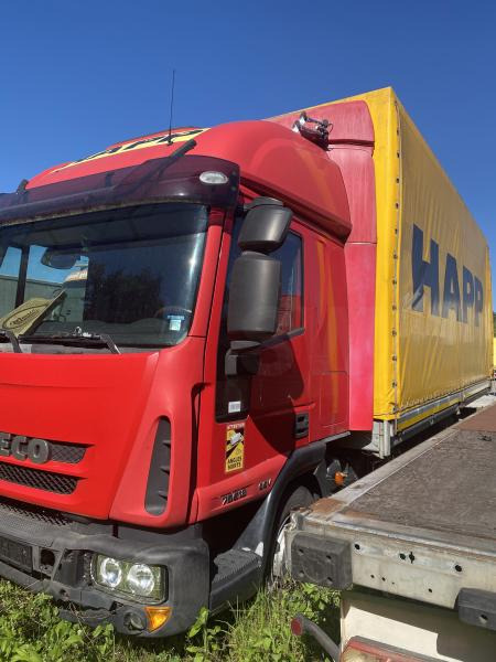 Iveco - Camion à rideaux coulissants: photos 2 Iveco - Camion à rideaux coulissants: photos 2