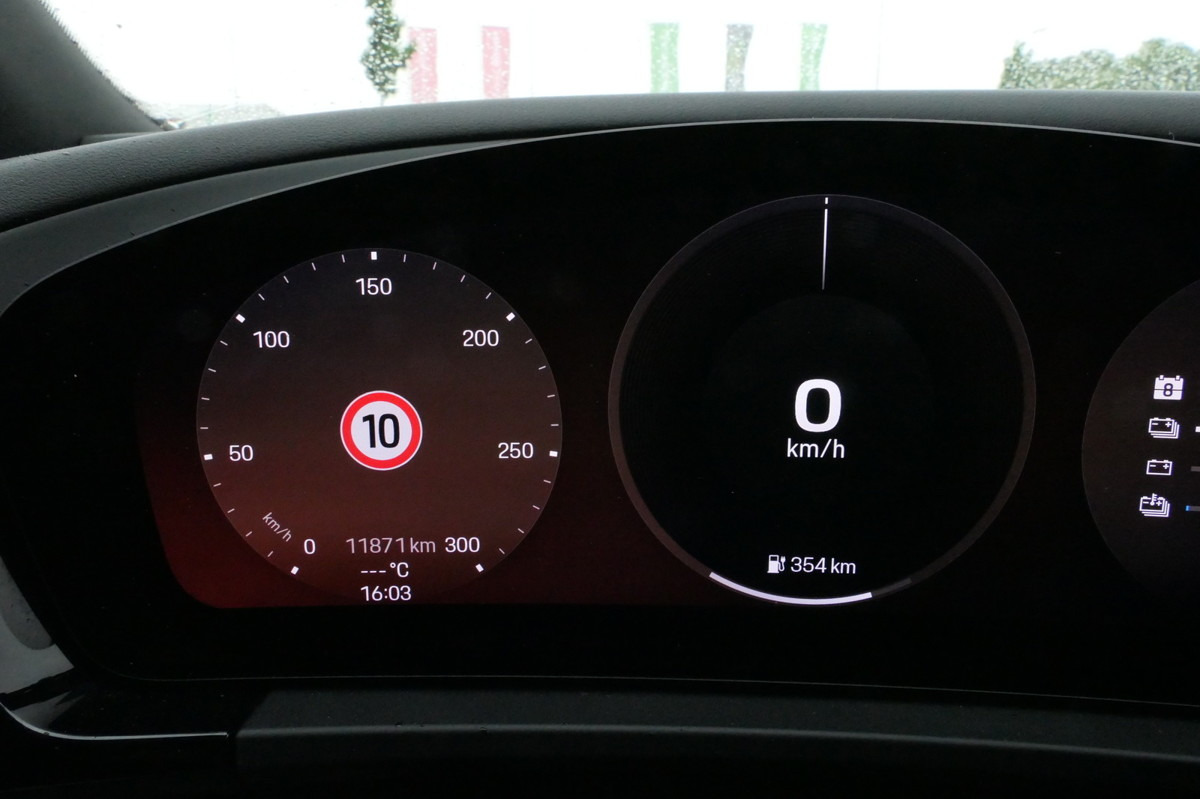 SUV PORSCHE Macan 4 Electric - Bose Soundsystem Kombilimousi: photos 12