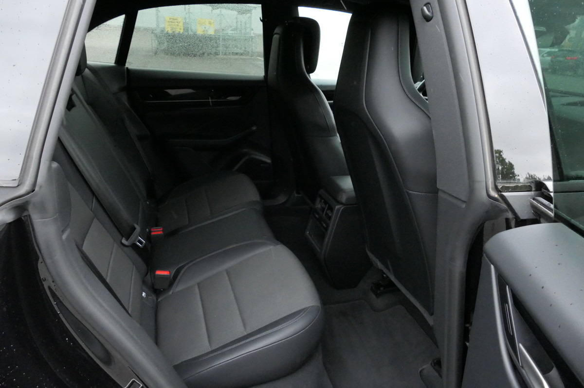 SUV PORSCHE Macan 4 Electric - Bose Soundsystem Kombilimousi: photos 10