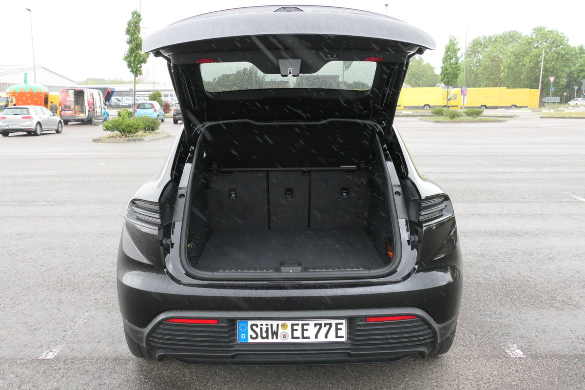 SUV PORSCHE Macan 4 Electric - Bose Soundsystem Kombilimousi: photos 6