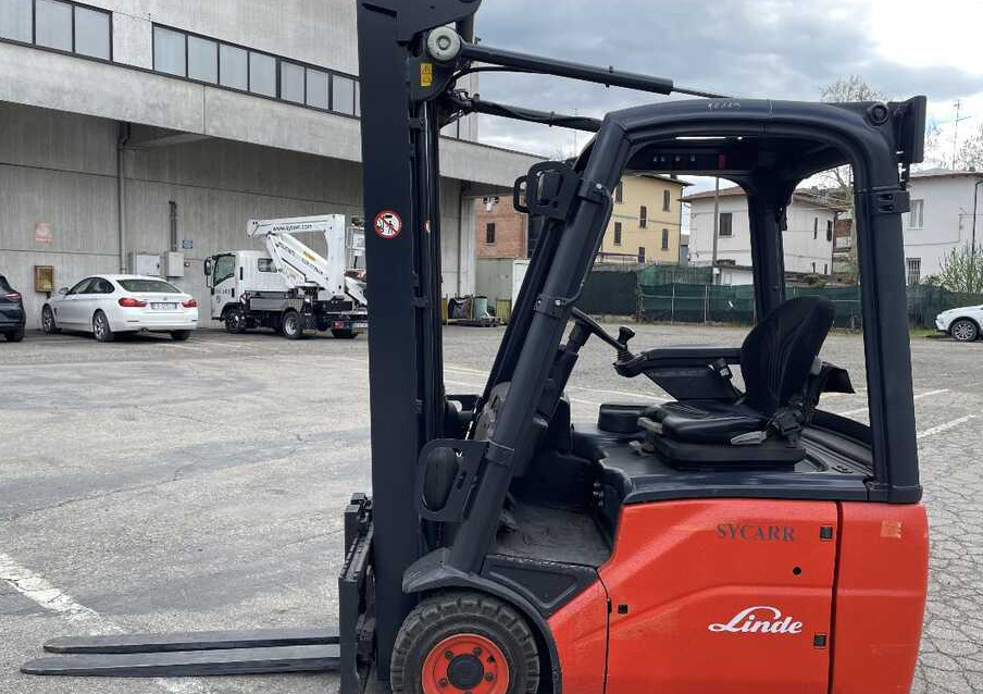Linde E 16 C-01 (BATT. 2017) - Chariot élévateur électrique: photos 1 Linde E 16 C-01 (BATT. 2017) - Chariot élévateur électrique: photos 1