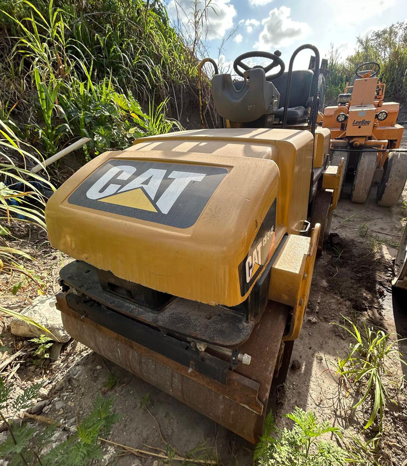 Caterpillar CB-214E - Compacteur: photos 5 Caterpillar CB-214E - Compacteur: photos 5