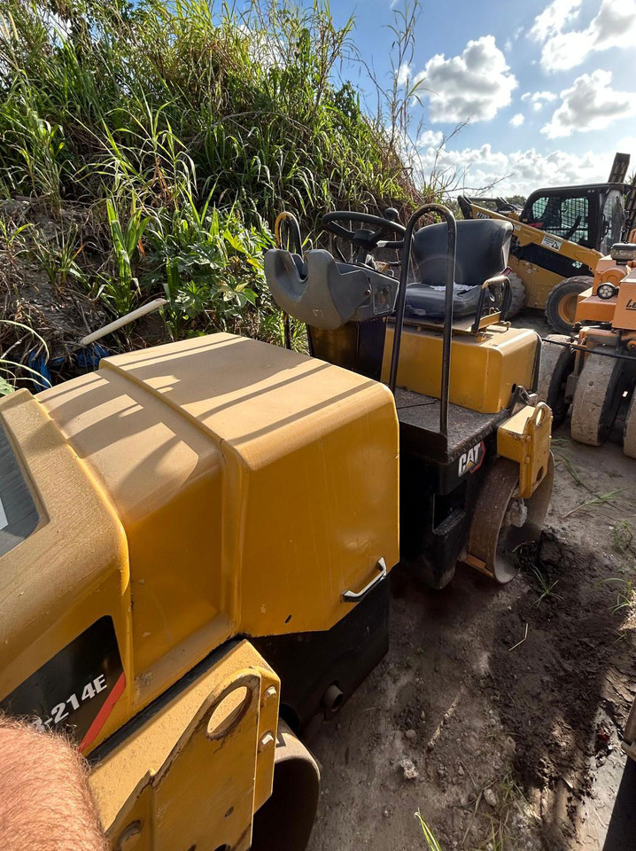 Caterpillar CB-214E - Compacteur: photos 4 Caterpillar CB-214E - Compacteur: photos 4