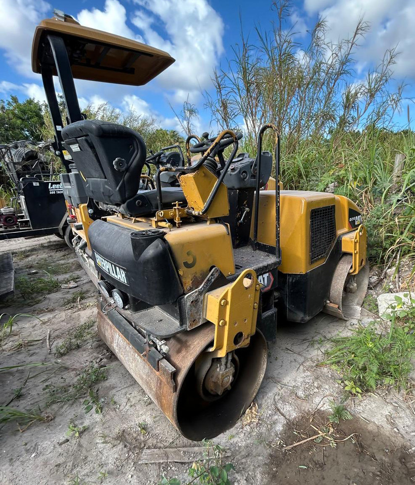 Caterpillar CB-214E - Compacteur: photos 3 Caterpillar CB-214E - Compacteur: photos 3