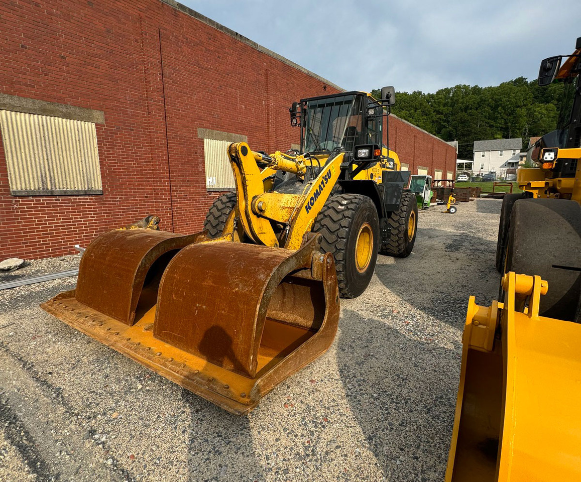 Komatsu WA320-8 - Chargeuse sur pneus: photos 1 Komatsu WA320-8 - Chargeuse sur pneus: photos 1