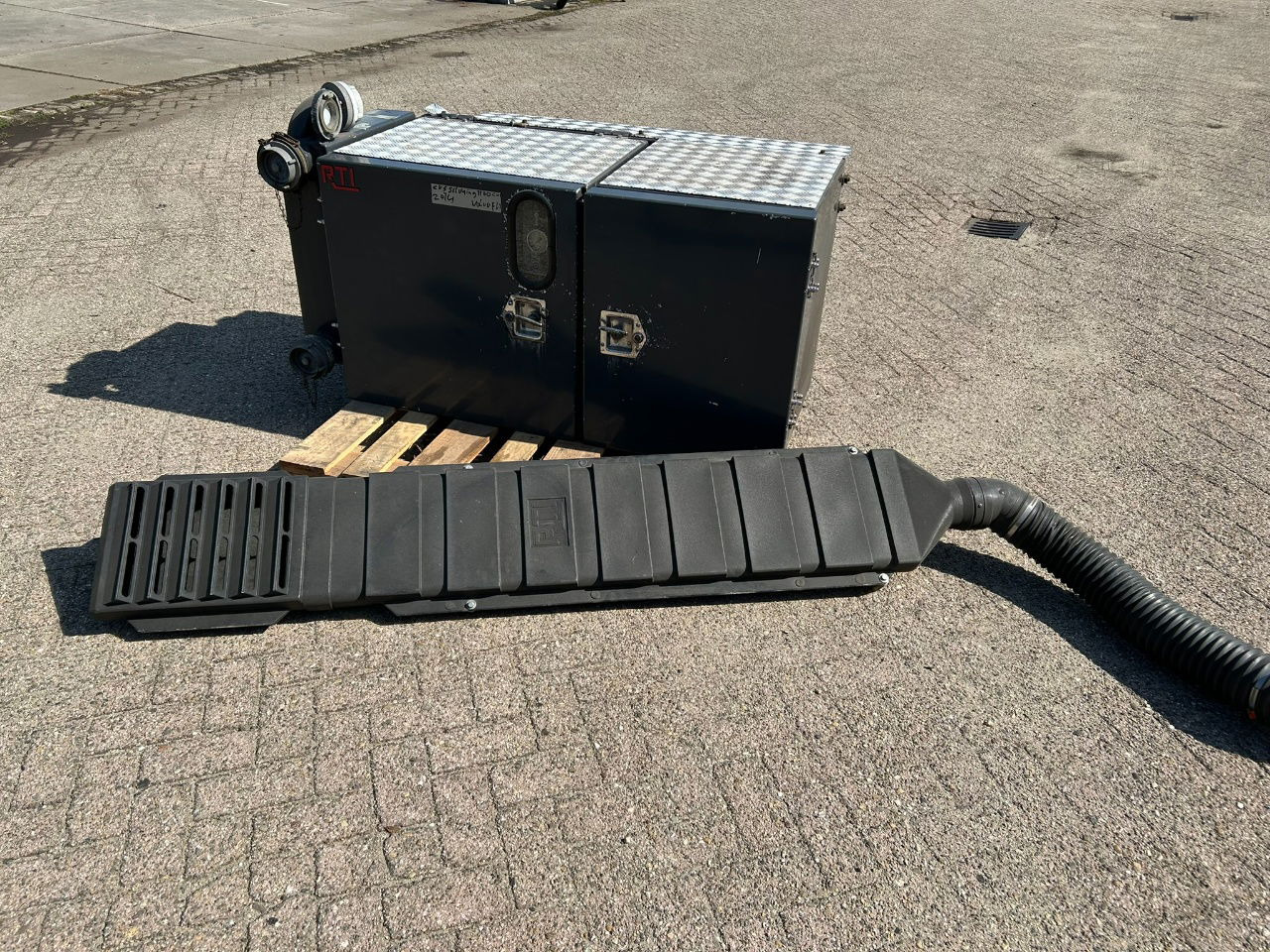 Ingersoll Rand Silo Compressor / CVS 1100 cub / 2.2 bar / Cooler / pto axle / air filter - Compresseur de climatisation pour Camion: photos 1 Ingersoll Rand Silo Compressor / CVS 1100 cub / 2.2 bar / Cooler / pto axle / air filter - Compresseur de climatisation pour Camion: photos 1