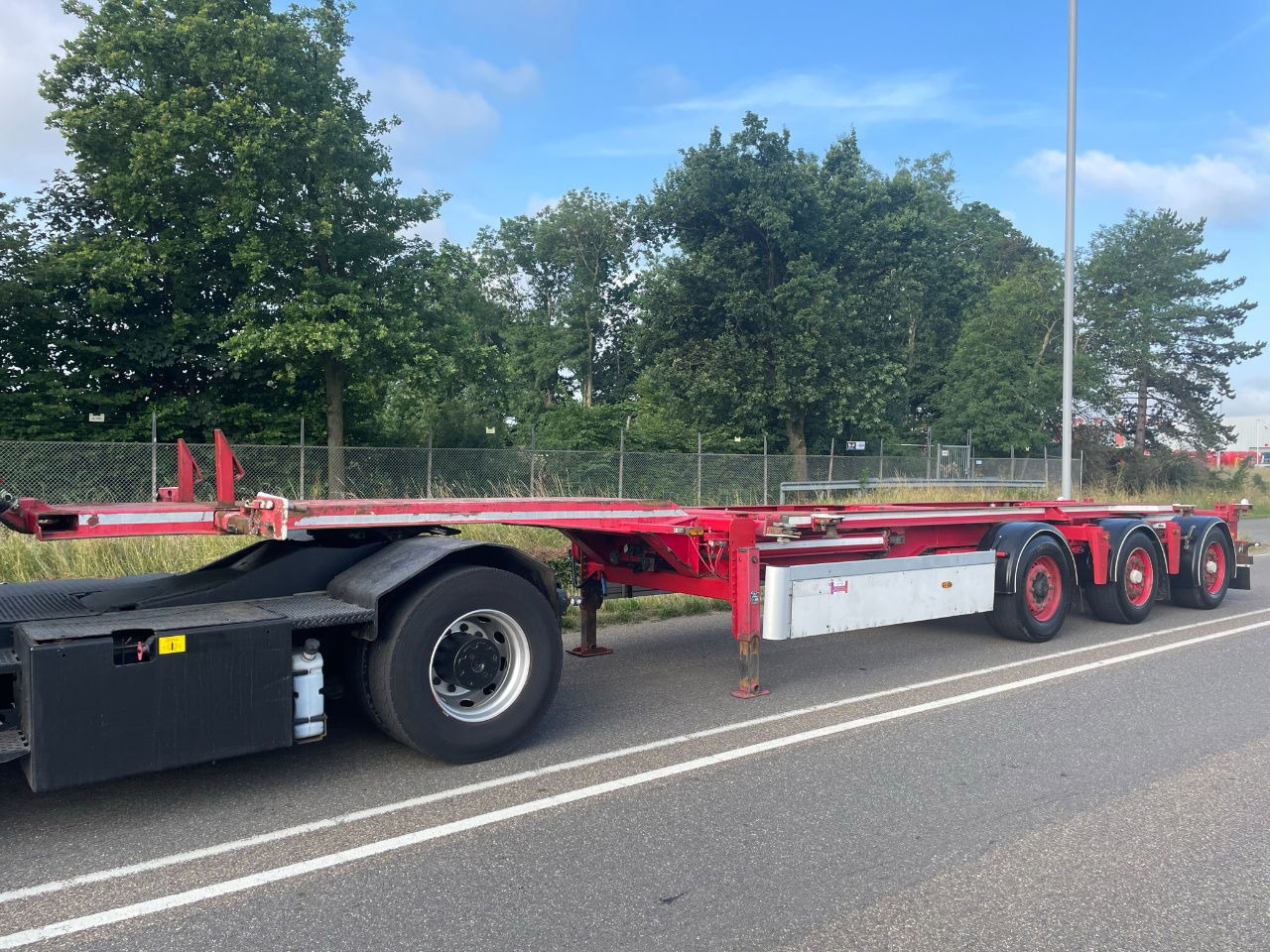 Renders ROC 16.27 CC X steering / Disc brakes /Lifting axle 20-30-40-45 FT HC - Semi-remorque porte-conteneur/ Caisse mobile: photos 1 Renders ROC 16.27 CC X steering / Disc brakes /Lifting axle 20-30-40-45 FT HC - Semi-remorque porte-conteneur/ Caisse mobile: photos 1