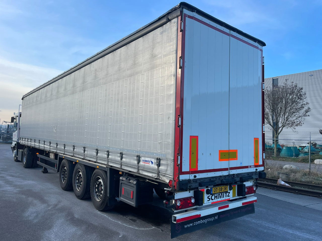 Schmitz Cargobull SCB-S3T EN 12642-XL / Allu borden / disc brakes / 2 x toolbox / tuf 4-2026 - Semi-remorque rideaux coulissants: photos 3 Schmitz Cargobull SCB-S3T EN 12642-XL / Allu borden / disc brakes / 2 x toolbox / tuf 4-2026 - Semi-remorque rideaux coulissants: photos 3