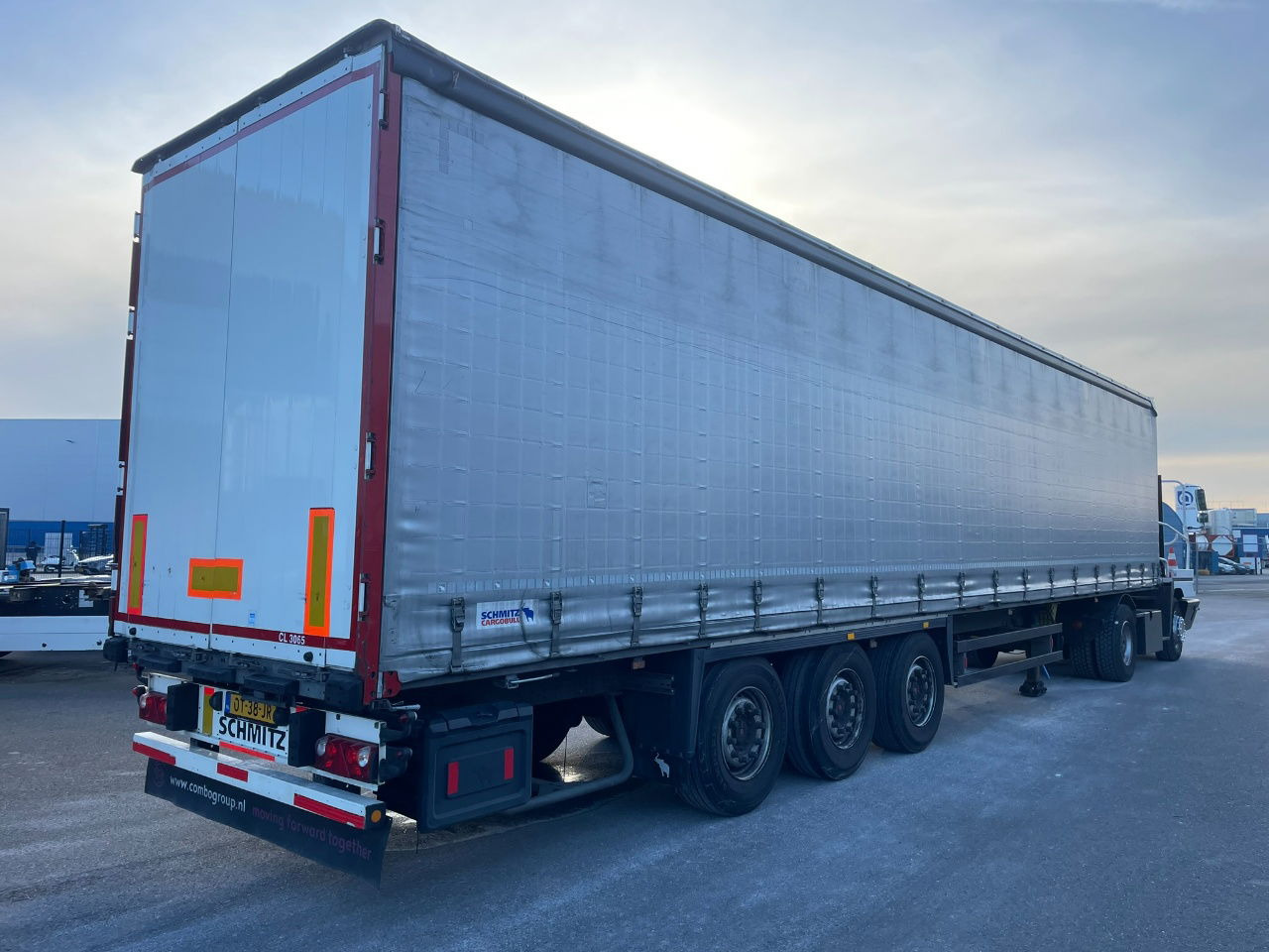 Schmitz Cargobull SCB-S3T EN 12642-XL / Allu borden / disc brakes / 2 x toolbox / tuf 4-2026 - Semi-remorque rideaux coulissants: photos 4 Schmitz Cargobull SCB-S3T EN 12642-XL / Allu borden / disc brakes / 2 x toolbox / tuf 4-2026 - Semi-remorque rideaux coulissants: photos 4