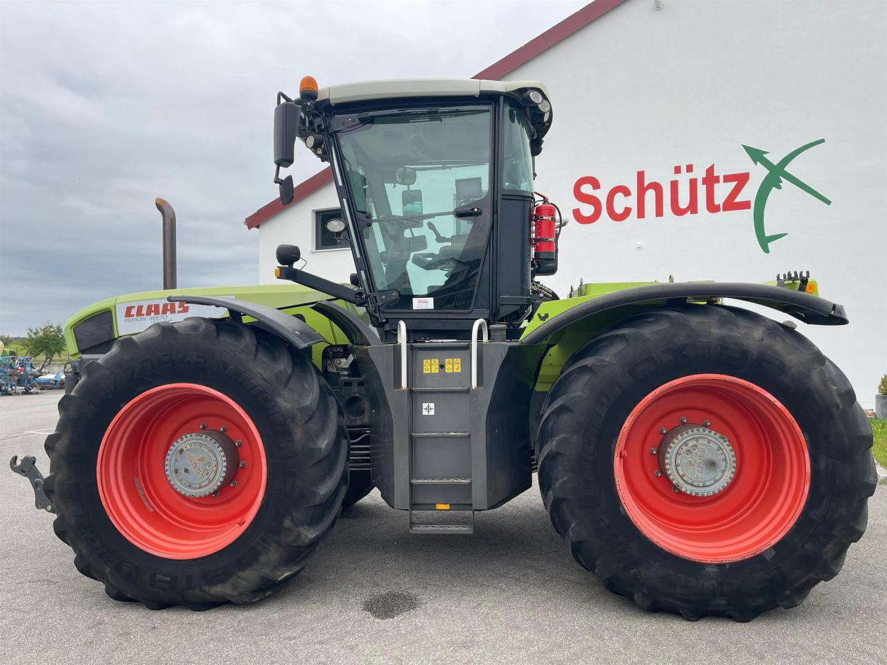 CLAAS Xerion 3800 Trac PTO mit GPS S3 mit Frontkraftheber und Heckzapfwelle, kommt vom Erstbesitzer, gepfl - Tracteur agricole: photos 5 CLAAS Xerion 3800 Trac PTO mit GPS S3 mit Frontkraftheber und Heckzapfwelle, kommt vom Erstbesitzer, gepfl - Tracteur agricole: photos 5