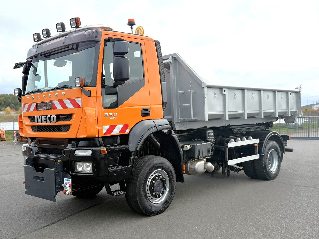 Iveco Trakker 330 EEV Winterdienst Abroll - Camion ampliroll: photos 1 Iveco Trakker 330 EEV Winterdienst Abroll - Camion ampliroll: photos 1