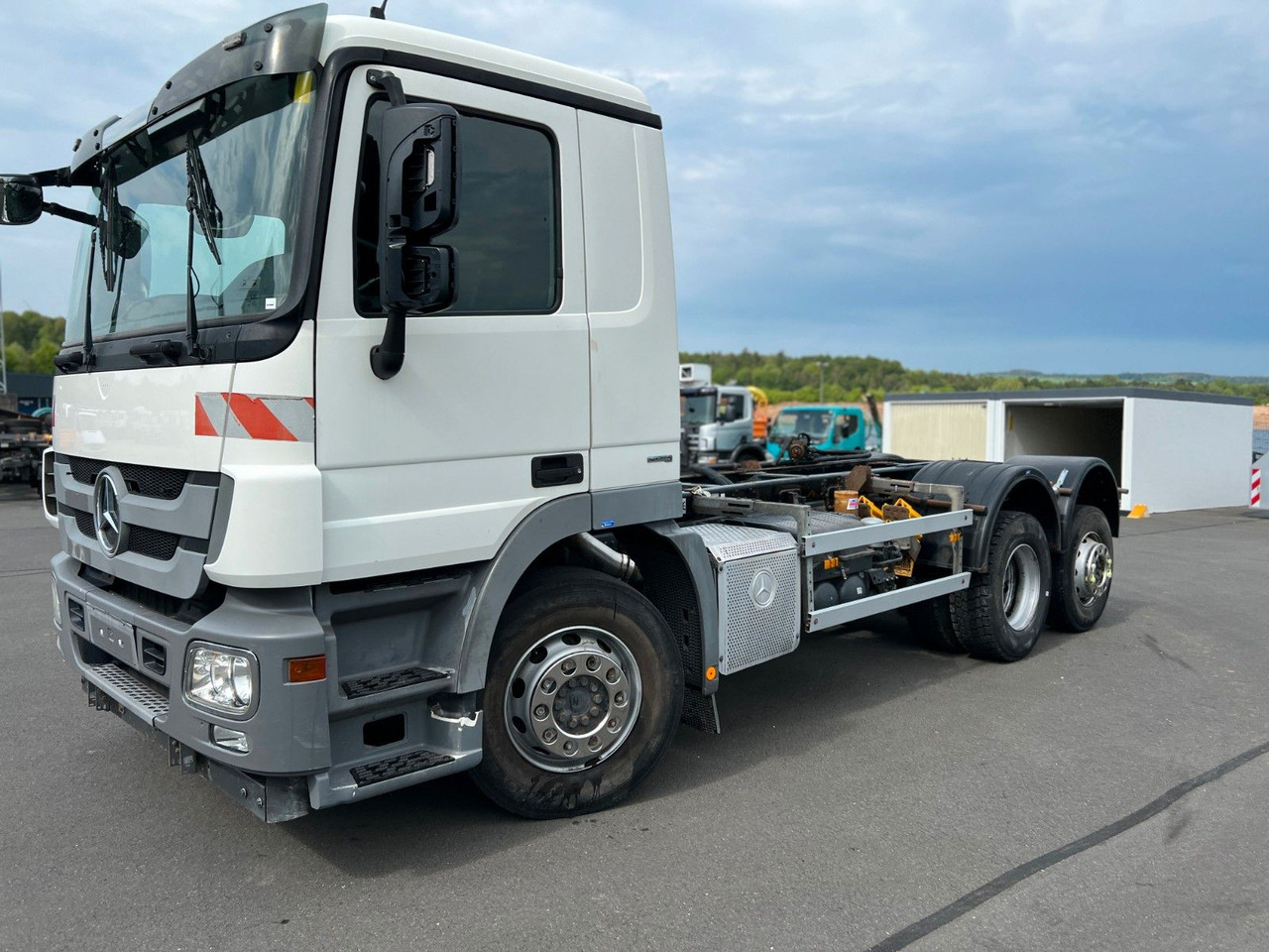 Mercedes-Benz Actros 2532 6x2 MP 3 Euro 5 10 x am Lager Mercedes-Benz Actros 2532 6x2 MP 3 Euro 5 10 x am Lager - Châssis cabine: photos 1 Mercedes-Benz Actros 2532 6x2 MP 3 Euro 5 10 x am Lager Mercedes-Benz Actros 2532 6x2 MP 3 Euro 5 10 x am Lager - Châssis cabine: photos 1