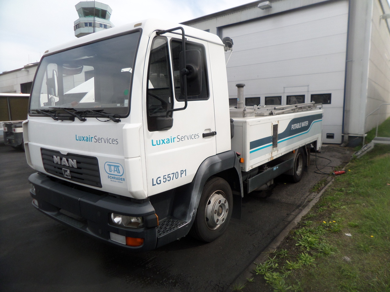 Schrader Water truck WSU 3000 MAN - Équipement aéroportuaire: photos 1 Schrader Water truck WSU 3000 MAN - Équipement aéroportuaire: photos 1