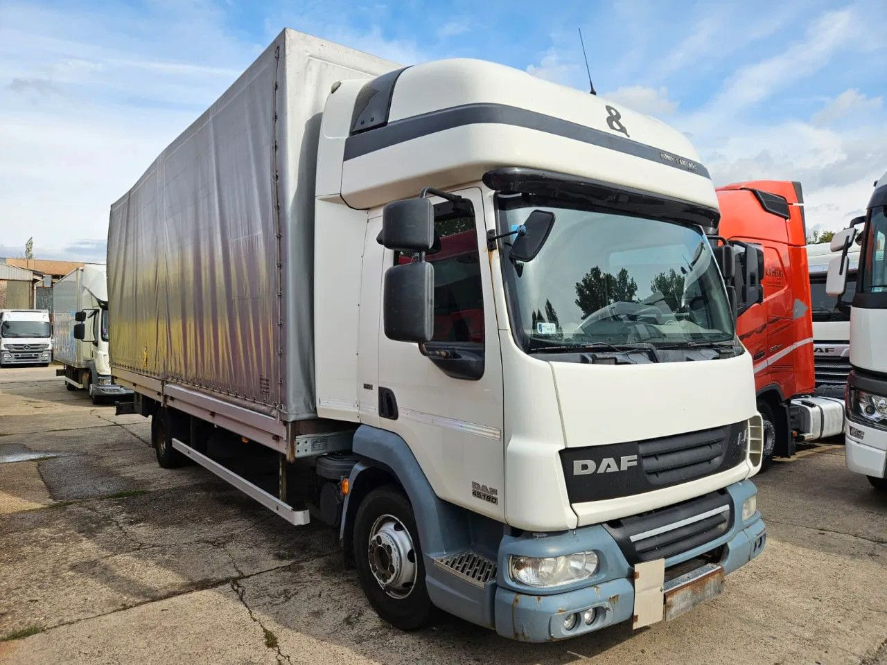 DAF LF 45.180 EEV - More units in stock! - Utilitaire plateau baché: photos 3 DAF LF 45.180 EEV - More units in stock! - Utilitaire plateau baché: photos 3