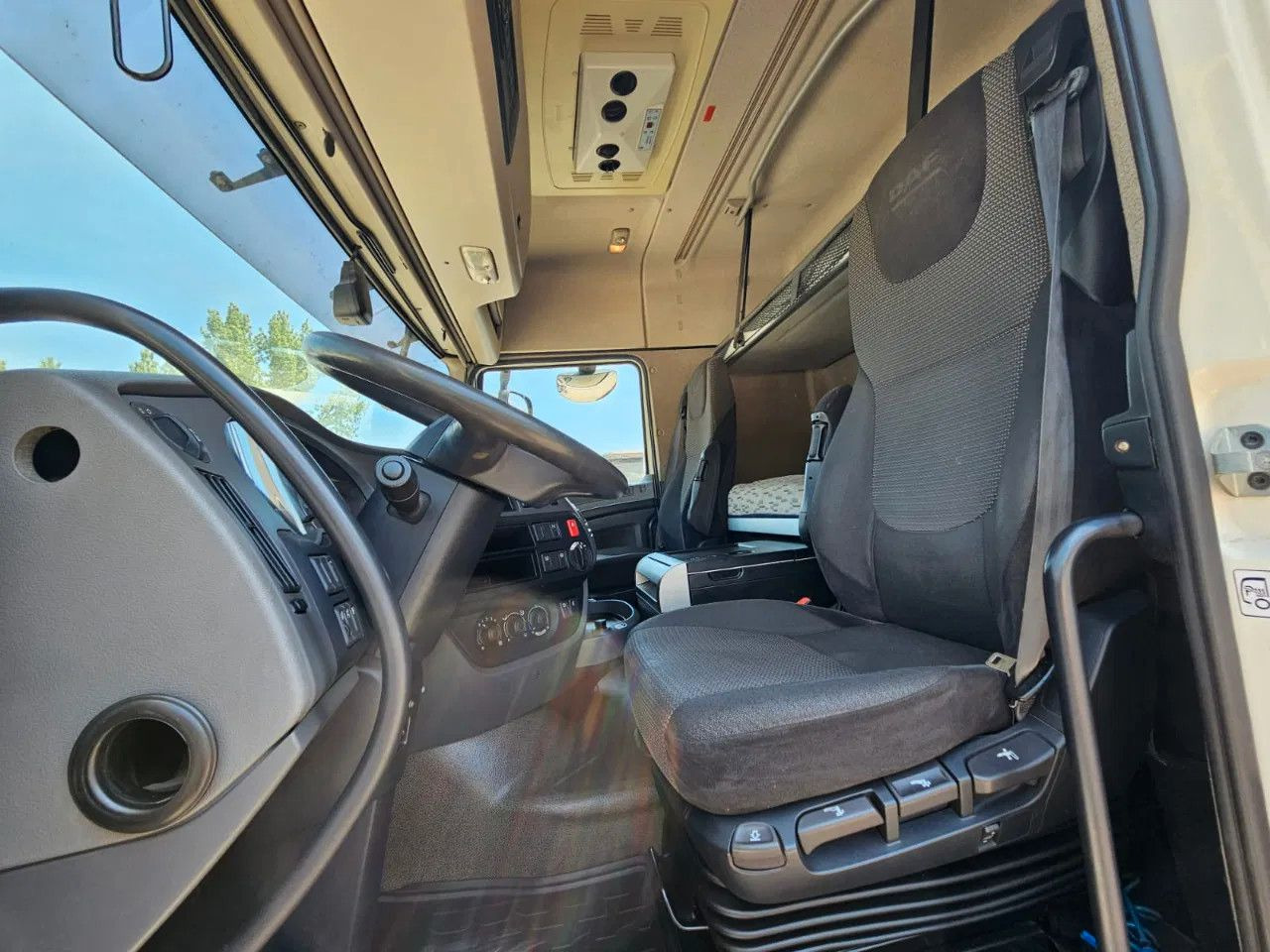 DAF XF 460 Space Cab Standklima 1 units - Tracteur routier: photos 5 DAF XF 460 Space Cab Standklima 1 units - Tracteur routier: photos 5
