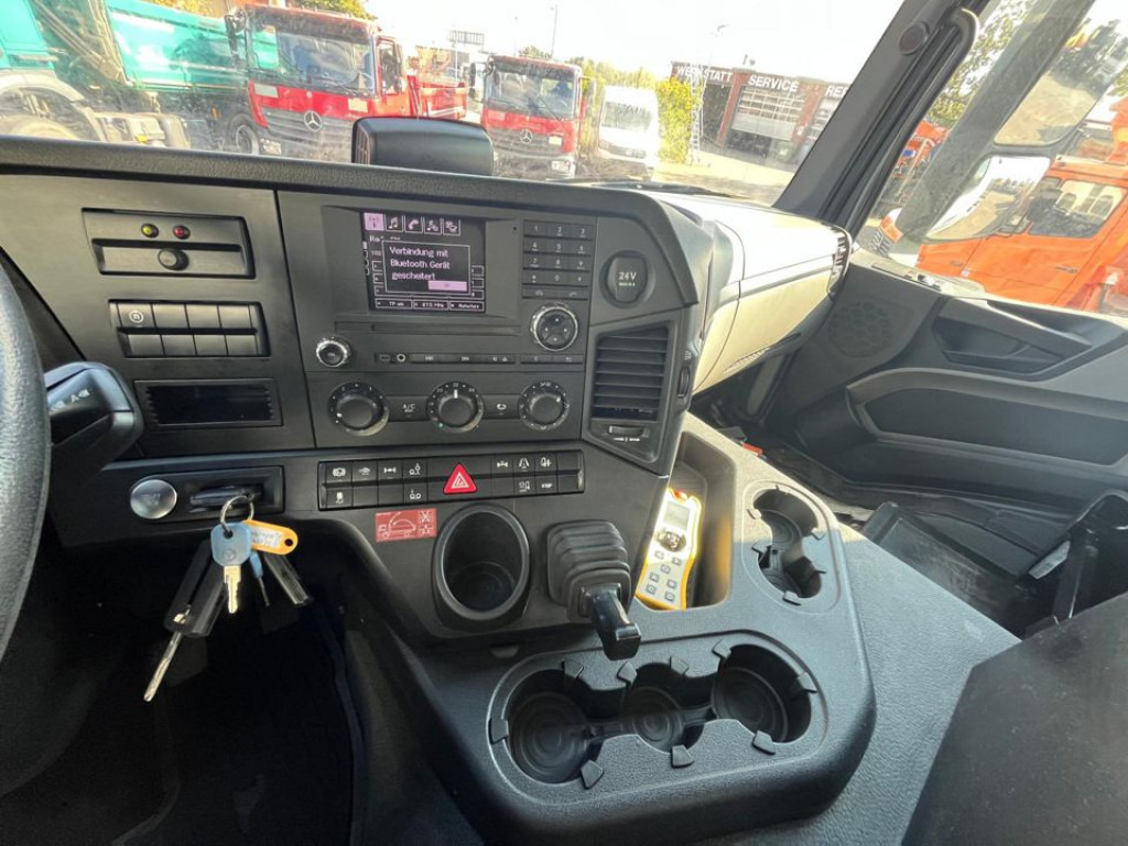 MERCEDES-BENZ Antos 2543 L 6x2 Abrollkipper mit Kran Funk+Greiferst. - Camion ampliroll, Camion grue: photos 2 MERCEDES-BENZ Antos 2543 L 6x2 Abrollkipper mit Kran Funk+Greiferst. - Camion ampliroll, Camion grue: photos 2