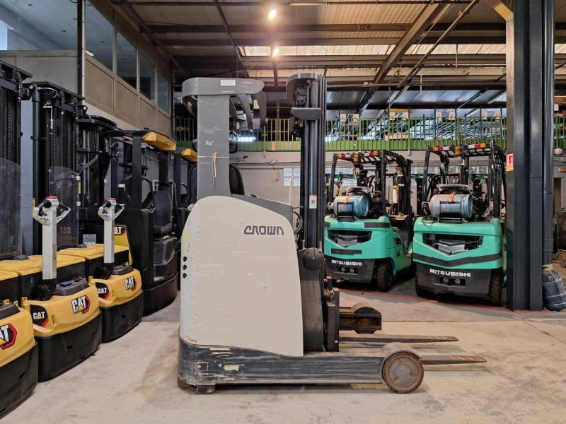 Crown ESR5240-1.4 - Chariot à mât rétractable: photos 3 Crown ESR5240-1.4 - Chariot à mât rétractable: photos 3