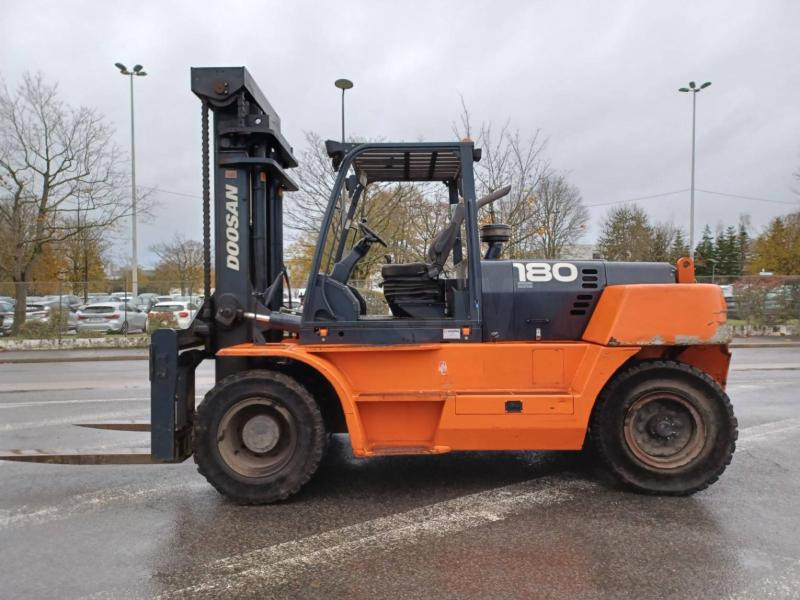 Doosan D1808-S - Chariot élévateur diesel: photos 5 Doosan D1808-S - Chariot élévateur diesel: photos 5