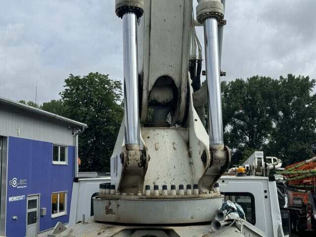 Mercedes-Benz ACTROS 3240 8x4 Betonpumpe PUTZMEISTER BSF 42 M - Camion pompe: photos 2 Mercedes-Benz ACTROS 3240 8x4 Betonpumpe PUTZMEISTER BSF 42 M - Camion pompe: photos 2