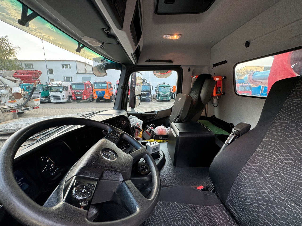 Camion pompe Mercedes-Benz AROCS 3243 8x4 Euro 6 Pumi Putzmeister TMM 24-3: photos 19