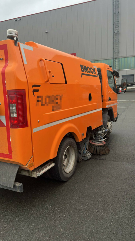 Mitsubishi Canter FUSO Kehrmaschine BROCK SL140 4 m³ - Balayeuse de voirie: photos 3 Mitsubishi Canter FUSO Kehrmaschine BROCK SL140 4 m³ - Balayeuse de voirie: photos 3
