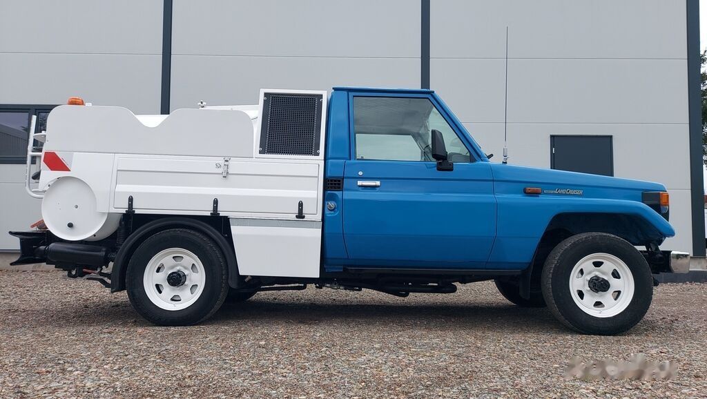 Toyota Land Cruiser COMBI HYDRO CLEANER 4x4 - Camion hydrocureur: photos 1 Toyota Land Cruiser COMBI HYDRO CLEANER 4x4 - Camion hydrocureur: photos 1