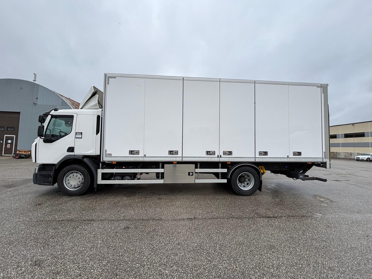 RENAULT D WIDE 320 - Camion fourgon: photos 5 RENAULT D WIDE 320 - Camion fourgon: photos 5